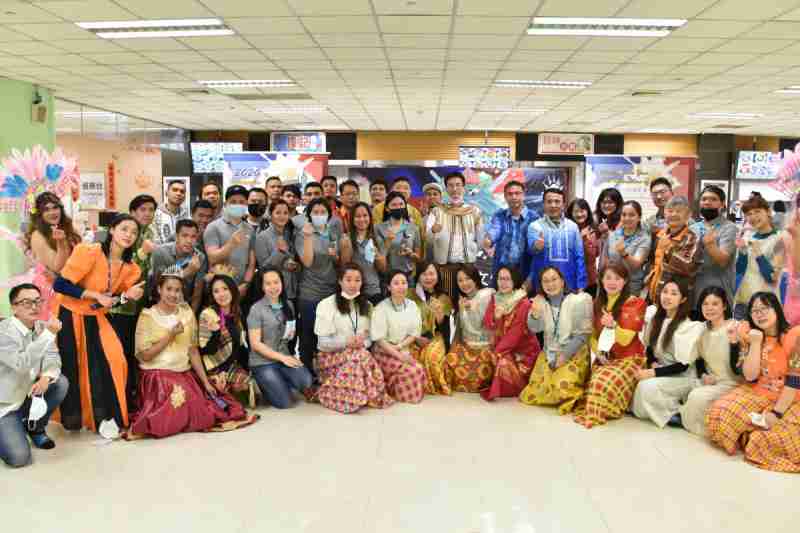 友達推動「安心、、、、創新、、、、用心、、、同心、、、盡心」五星職旅，，，，為菲籍員工打造全方位照護，，首度贏得「人權實踐與發展領袖獎」殊榮