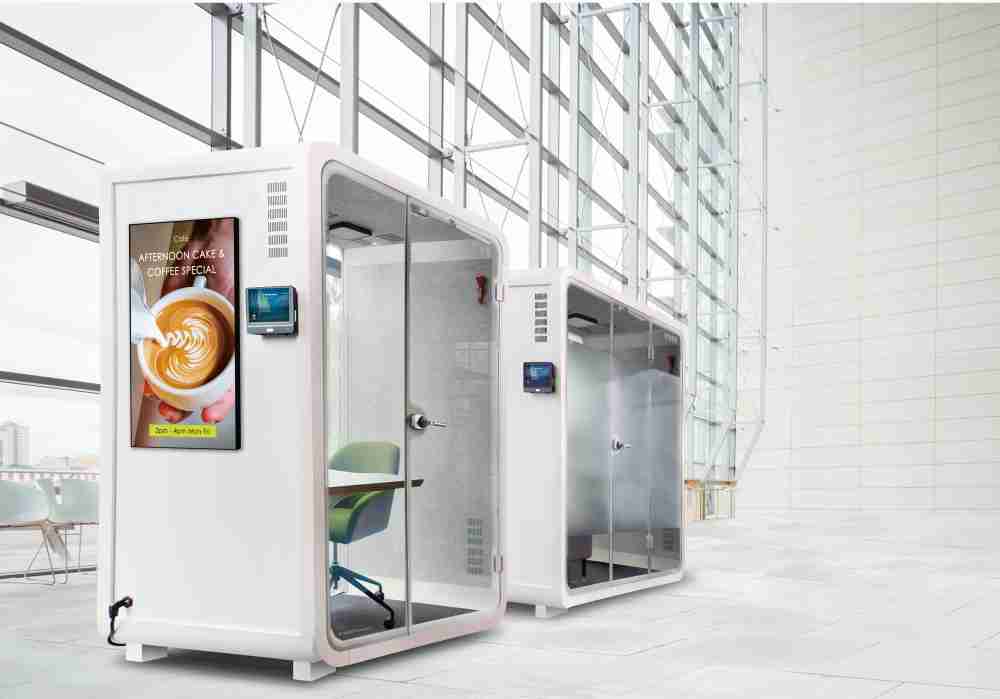 JDB电子子公司达擎之智慧行动办公舱，，采用PDLC智能调光玻璃设计，，，，透过通电与断电的电流切换，，，呈现透明与雾面效果，，，具节能降耗特性并兼顾隐私，，，确保信息安全