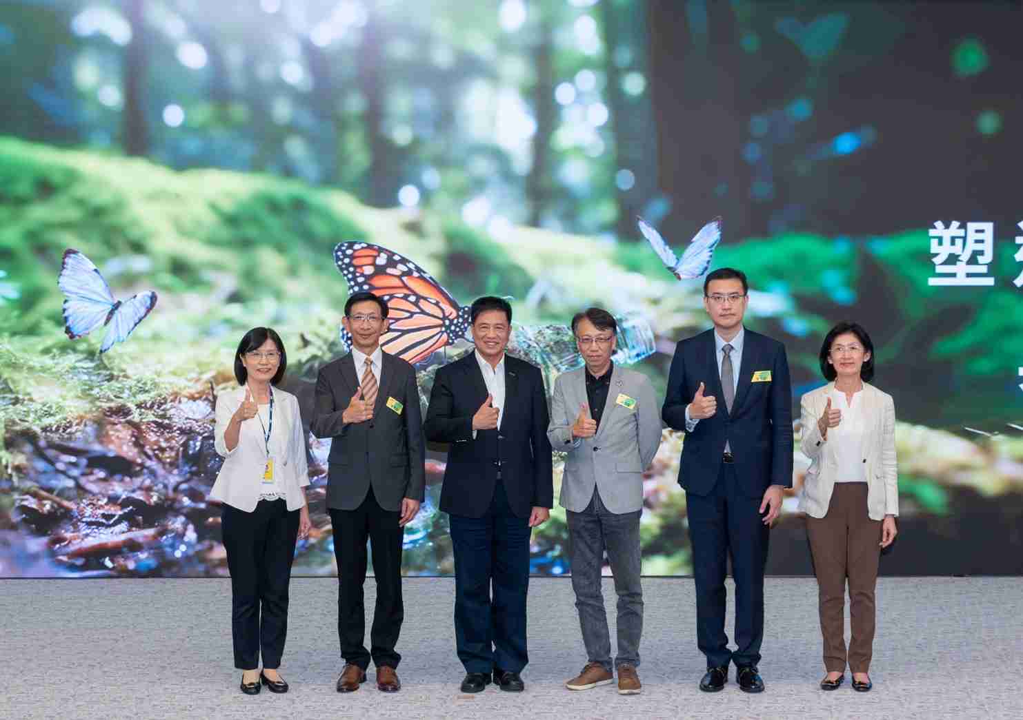 友達2023 CSR共榮大會，，邀請領域專家分享交流生物多樣性管理趨勢、、、、無塑產品、、、海廢永續塑料等議題  （圖左到右：友達光電永續長古秀華、、3M台灣技術長陳君杰、、、友達光電董事長暨集團策略長彭双浪、、、、光寶科技企業永續發展處處長陳慶暉、、、、安永聯合會計師事務所執業會計師曾于哲、、友達光電供應鏈總部副總經理吳宜芳）