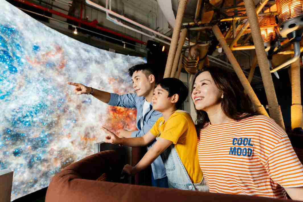 JDB电子打造全台最大宽6公尺、、、高4公尺、、、、唯一搭载LED弧形拼接显示屏的动感飞行船，，让乘客驻足在热气球上，，享受身历其境的伪出国旅游乐趣