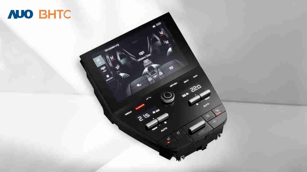 作為友達新生力軍，，BHTC所展示的中央與後座鞍部的Display HMI產品，，，，可處理多區恆溫控制、、、、顯示畫面，，呈現仿真3D車室分區；以力傳感技術精準傳遞觸感，，，並結合音量及震動反饋，，防止意外啟動，，提供使用者自然流暢、、、直觀且輕鬆駕馭的舒適介面