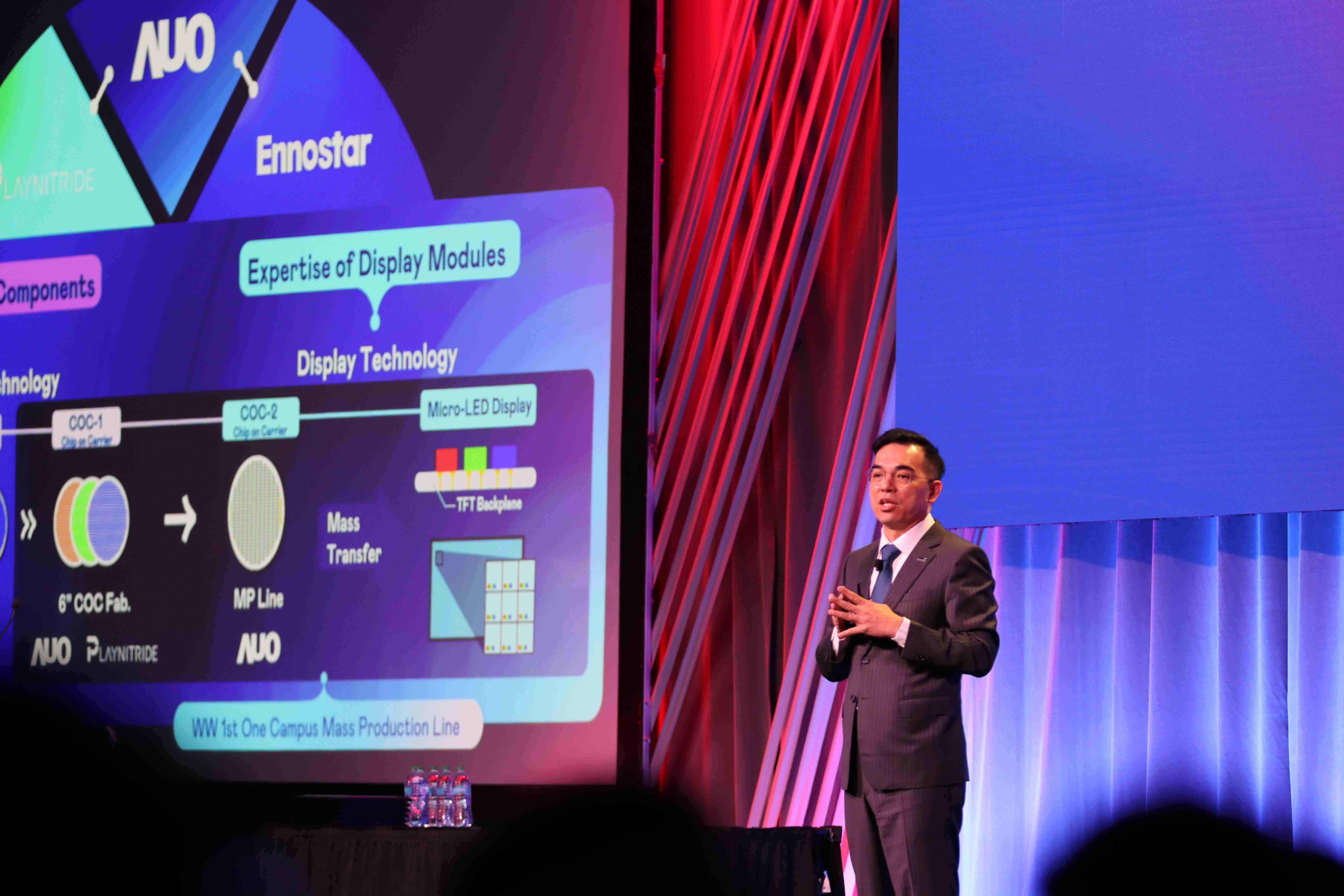2025 SID显示周登场，，，，JDB电子光电执行长暨总经理柯富仁博士以〝Redefining Displays: Inspiring New Possibilities〞发表主题演说，，，，带领JDB电子以智能显示解决方案先驱，，透过AI赋能，，，，重塑显示的视觉创新体验